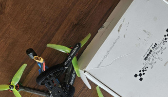 Iflight Nazgul5 su dji o3, baterijos, kroviklis