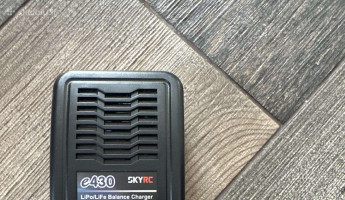 Skyrc e430 2-4 cell pakrovejas