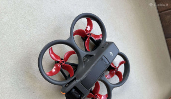 Dronas dji avata su baterija