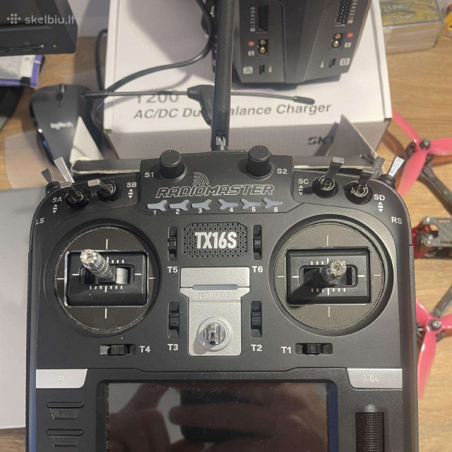 Dronas fpv, pultas tx16, bateriju kroviklis