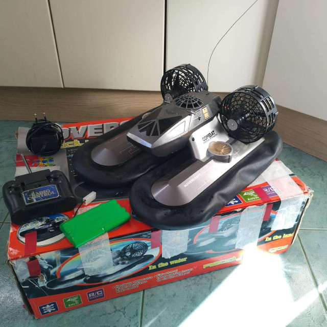 RC laivas su oro pagalve "Hovercraft"