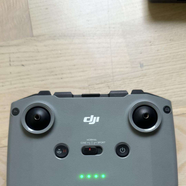 Dji mini 2 pultas, dronas skendes dalims