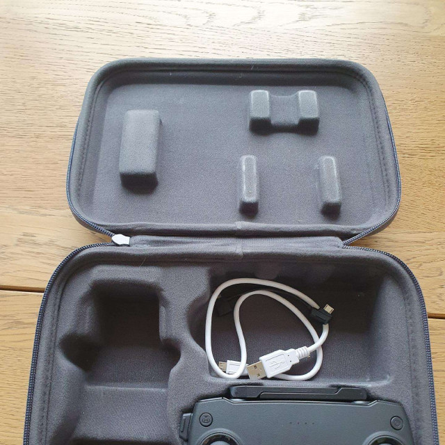 Dji Mavic Minipultas, dėklas ir laidas