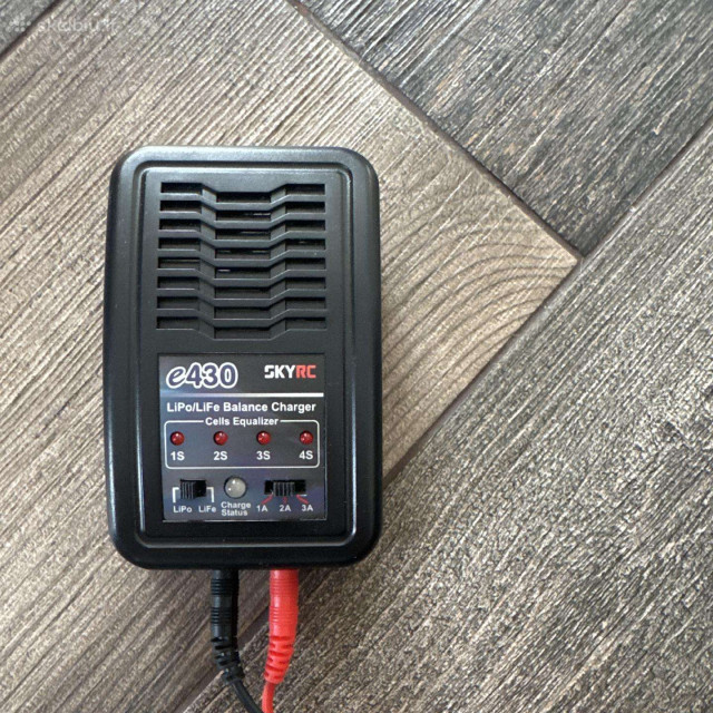 Skyrc e430 2-4 cell pakrovejas