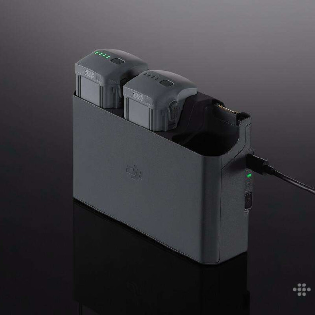 Dji Air 3 baterijos su krovimo stotele