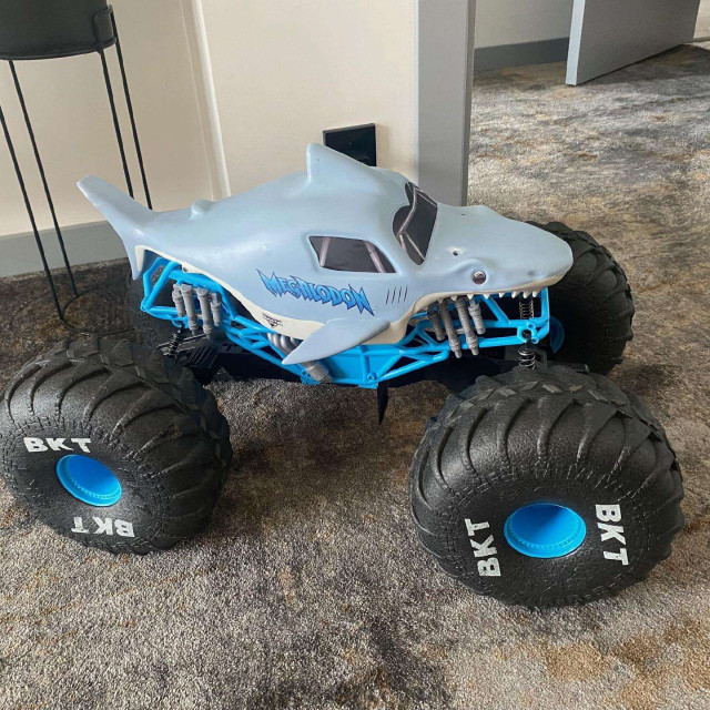 Radijo bangomis valdomas automobilis „monstras“