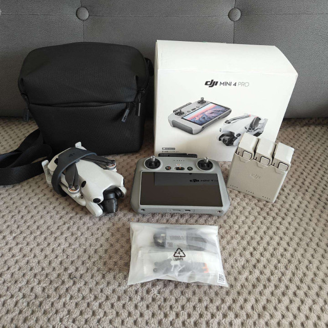 Dji mini 4 pro Fly More Combo Rc2 pultas su ekranu