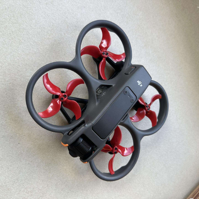 Dronas dji avata su baterija